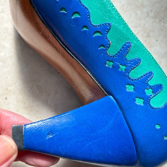 Unique GUCCI two tone leather pumps! Size 5! Excellent condition. - Picture 7 of 10